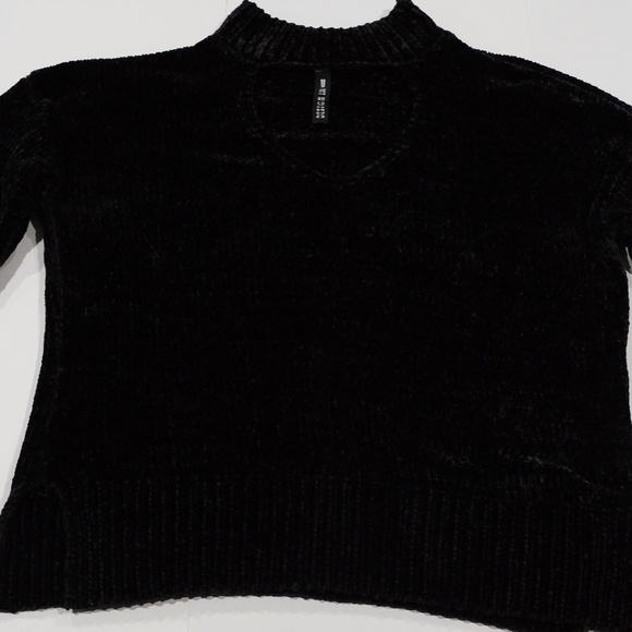 Design Lab - Black Chenille Cut-out Sweater. One Size. - Picture 2 of 10